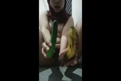 Bokep Indo Cewek Jilbab Masturbasi Pakai Timun dan Pisang Viral HD